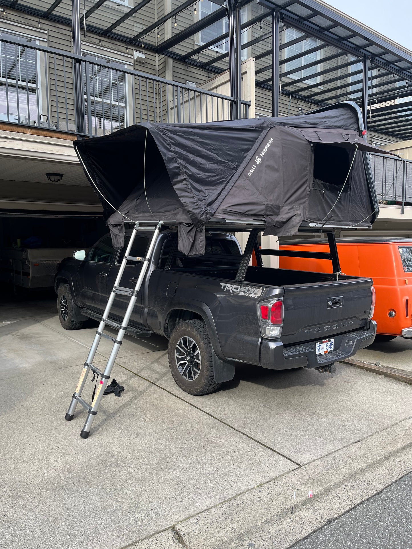 Certified Used Whipsaw DLUX Roof Top Tent w/ Extruded Aluminum Rack