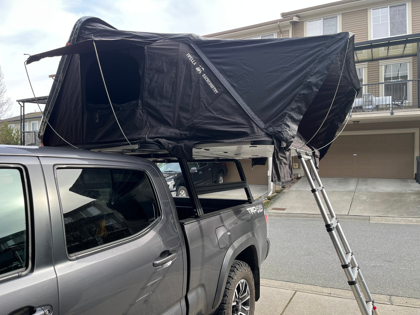 Certified Used Whipsaw DLUX Roof Top Tent w/ Extruded Aluminum Rack