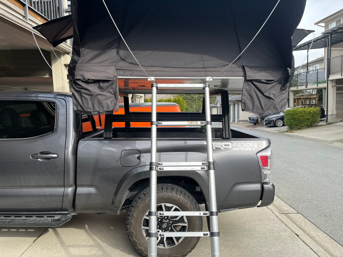 Certified Used Whipsaw DLUX Roof Top Tent w/ Extruded Aluminum Rack